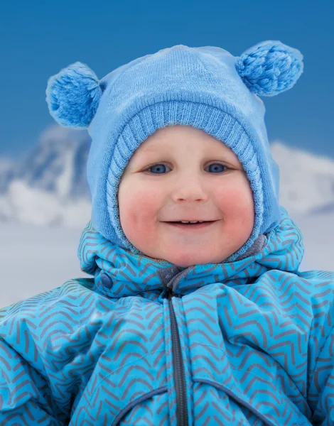 Kleine jongen op winterdag — Stockfoto