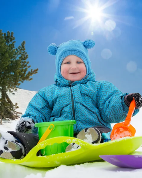 Lilla söta småbarn på snö dag — Stockfoto