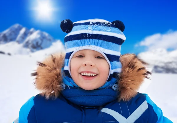 Glada leende pojke på snö dag — Stockfoto
