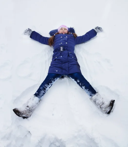 女孩躺在雪中的星状 — 图库照片