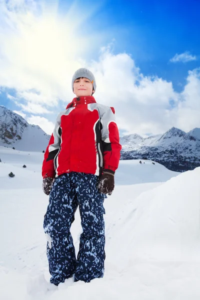 Gelukkige jongen op winterdag — Stockfoto