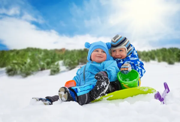 Двоє маленьких хлопчиків у зимові дні — стокове фото