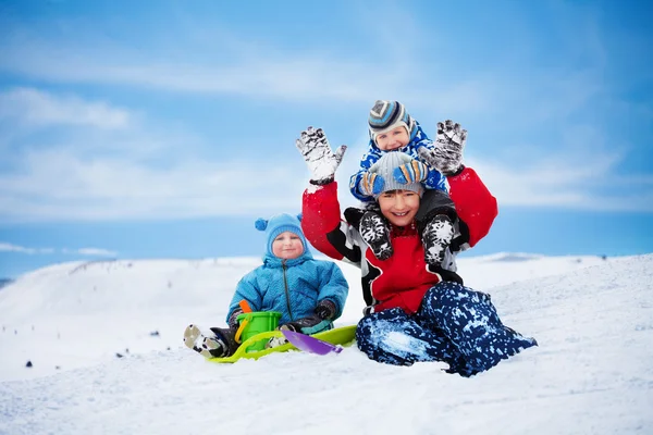 Tres hermanos se divierten en el día de invierno —  Fotos de Stock