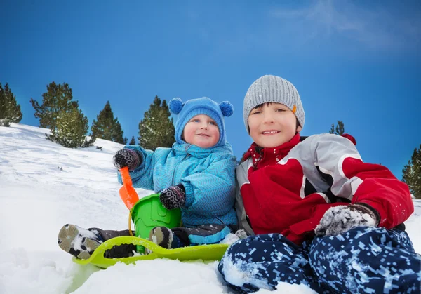 Two brothers having fun on winter day — Stock Photo, Image
