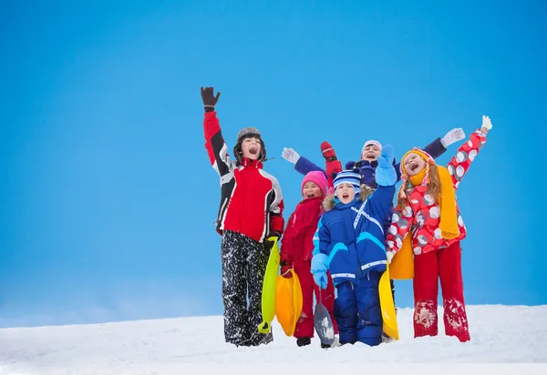 Grupp kids avstående från händerna på snö dag — Stockfoto