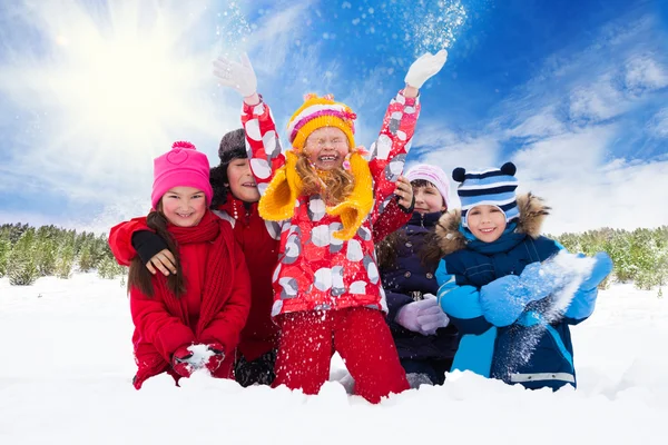 Grupa dzieci i zabawy na śniegu dzień — Zdjęcie stockowe