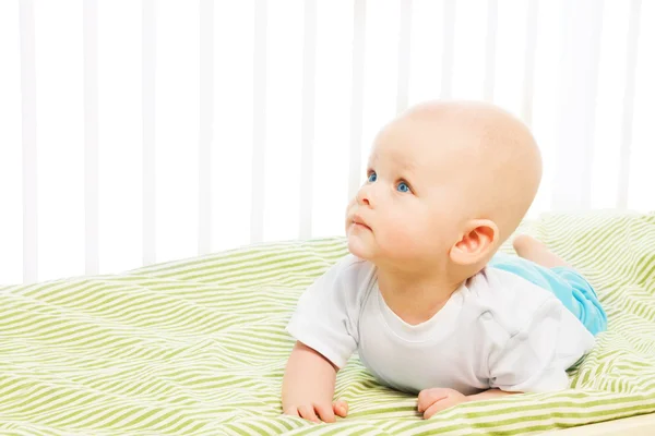 Boy learning to crawl in his crib — Stock Photo, Image