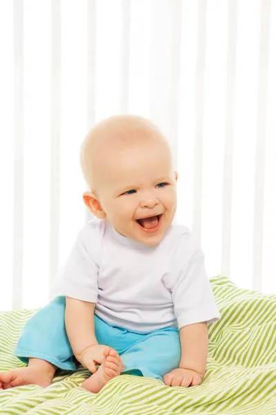 Baby lachen in zijn wieg — Stockfoto