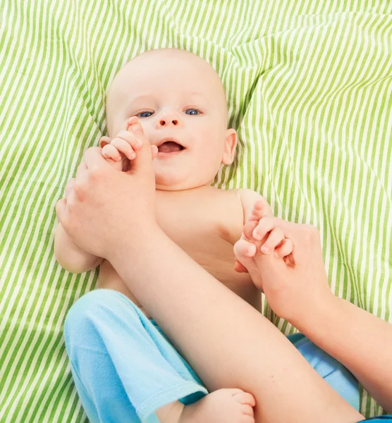 Baby bed games with mommy — Stock Photo, Image