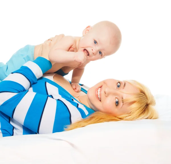 Mamãe na cama com bebê pequeno — Fotografia de Stock