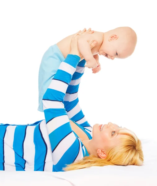 Mamãe levantando pequeno bebê — Fotografia de Stock
