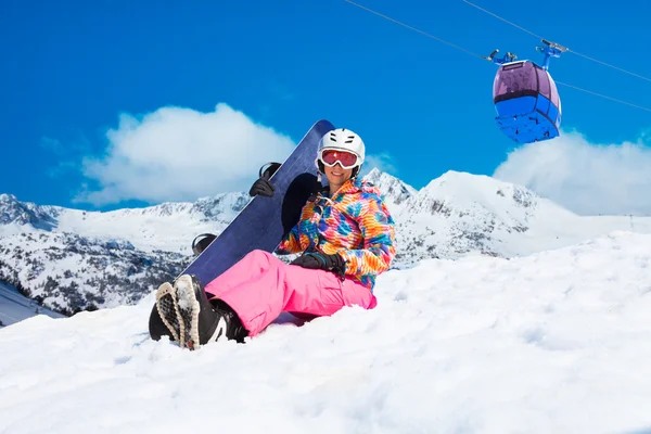 Meisje met snowboard op skiresort — Stockfoto