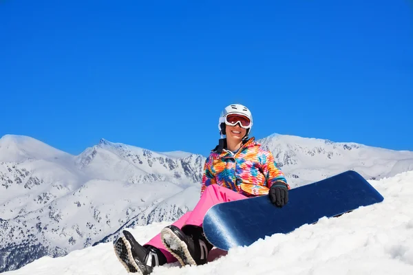 Snowboardista odpočinek ve sněhu — Stock fotografie