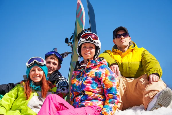 Сноубордисты на снегу — стоковое фото