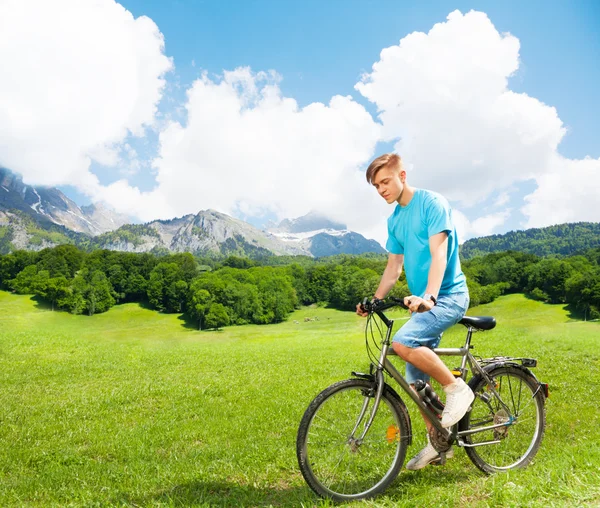 Junger Mann auf dem Fahrrad — Stockfoto