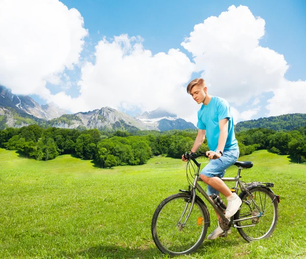 Jovem em uma bicicleta — Fotografia de Stock