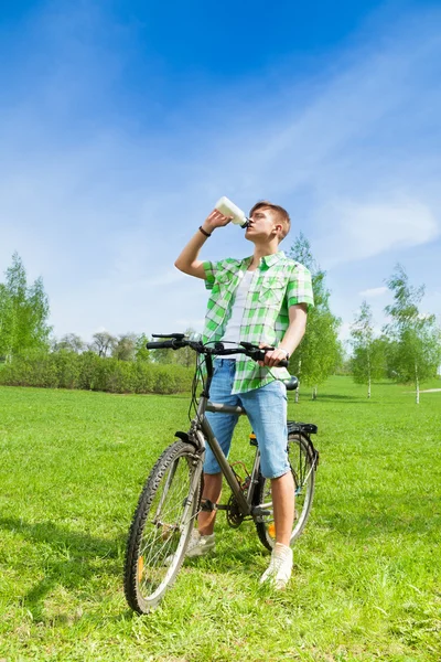 Biker uomo soddisfare la sete — Foto Stock