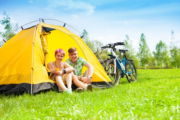 Yong casal com bicicletas em uma tenda — Fotografia de Stock