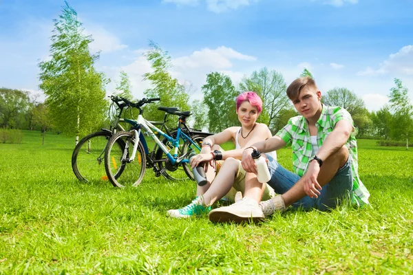 Paar mit Fahrrädern — Stockfoto