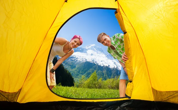 Couple looking into tent — Stock Photo, Image