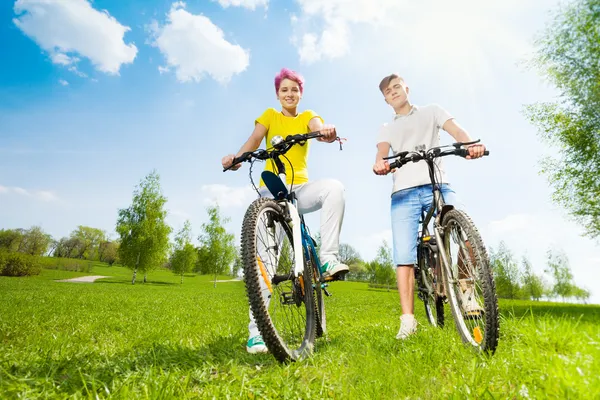 Couple on the bikes — Stock Photo, Image