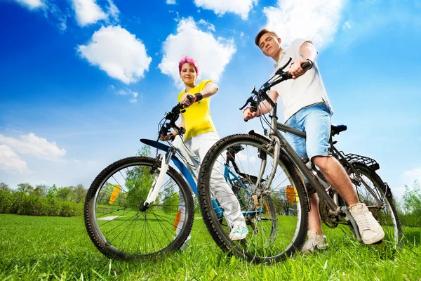 Gelukkige jonge paar met fietsen — Stockfoto