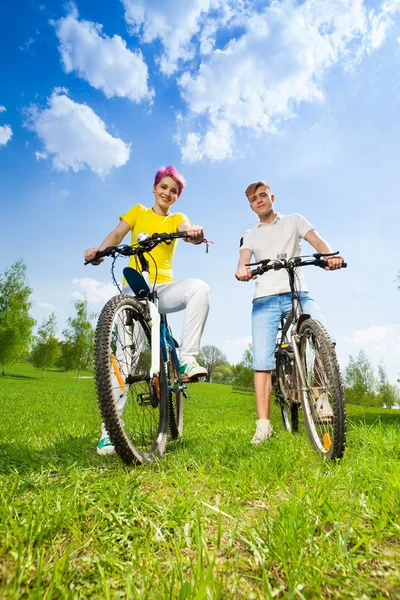 Mann und Frau auf Fahrrädern — Stockfoto