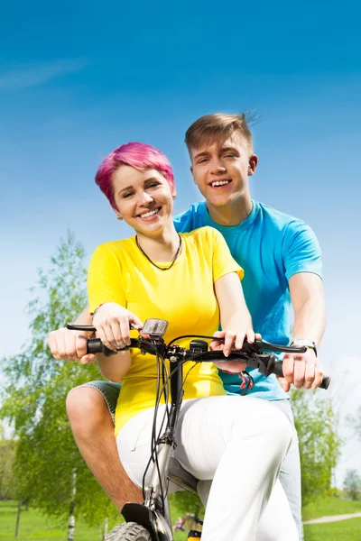 Pareja feliz en la bicicleta — Foto de Stock