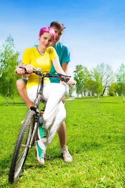 Koppel op de fiets — Stockfoto