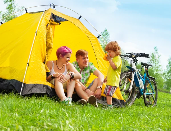 Young family in a tent — Stock Photo, Image