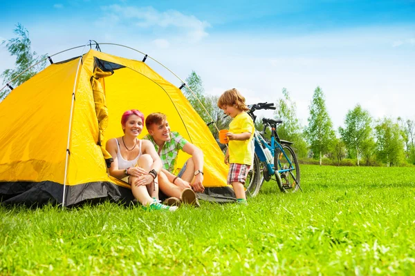 Yong paar met jong geitje in een tent — Stockfoto