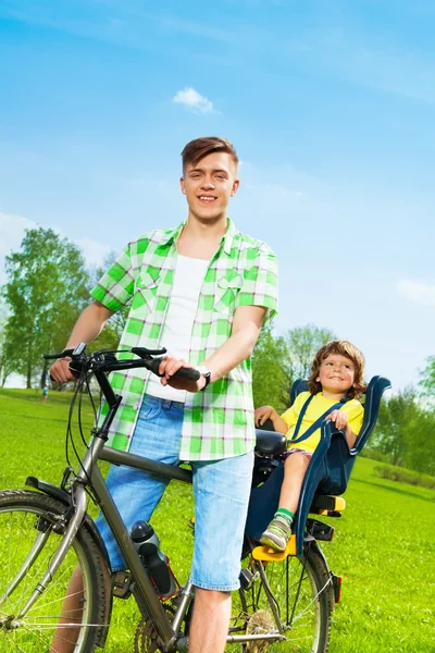 Vader en zoon op een fiets — Stockfoto