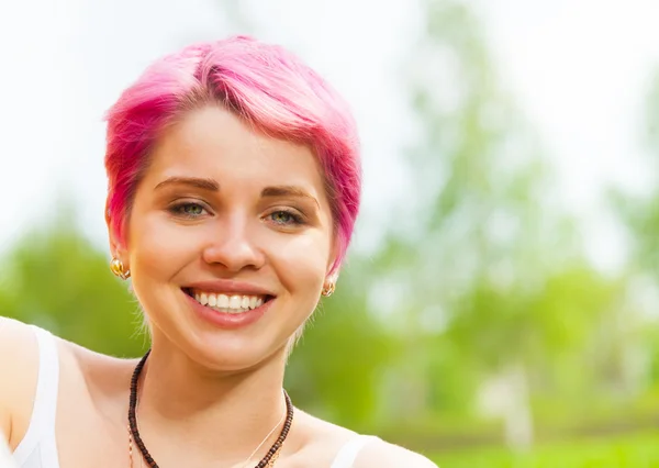 Portret van leuke jonge vrouw — Stockfoto