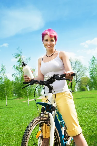 骑自行车的好女人 — 图库照片