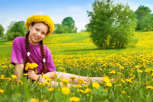 Glada leende flicka med maskrosor — Stockfoto