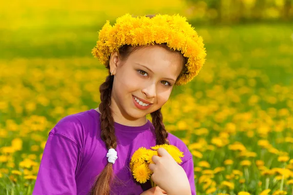 タンポポの笑顔の少女 — ストック写真
