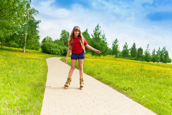 Girl scatting in the park — Stock Photo, Image