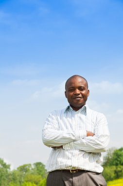 Kendine güvenen siyah adam