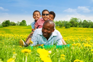 çocuklarla oynarken mutlu baba