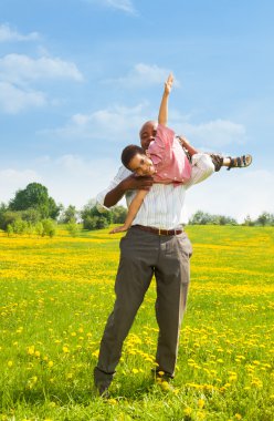 uçak gibi uçan çocuk