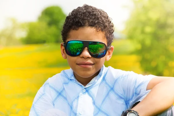 10-летний мальчик в парке — стоковое фото