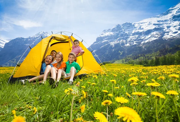 Kids in tent — Stock Photo, Image