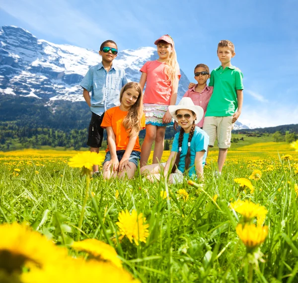 Kids in the mountains flower field — Stock Photo, Image