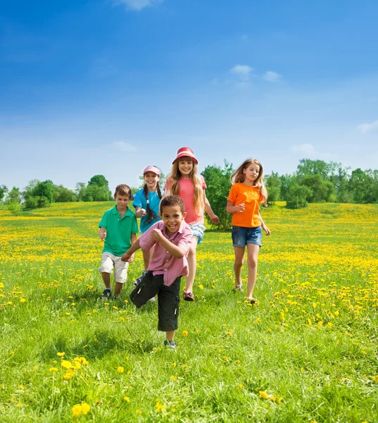 Niños y niñas corriendo — Foto de Stock