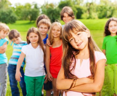 Kız parkta arkadaşlarıyla