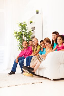 mutlu gülümseyen erkek ve kız birlikte