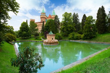 Bojnice Kalesi ve gölet