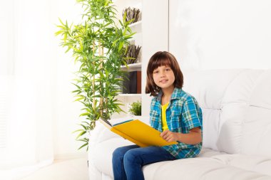 küçük çocuk oturup kitap ve okuma