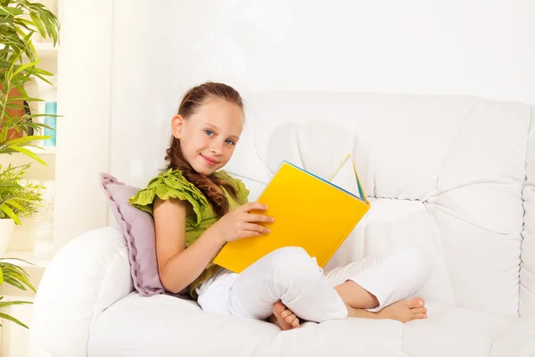 Ragazza lettura libro a casa — Foto Stock