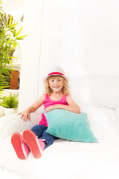 Bambina con cuscino e cappello — Foto Stock